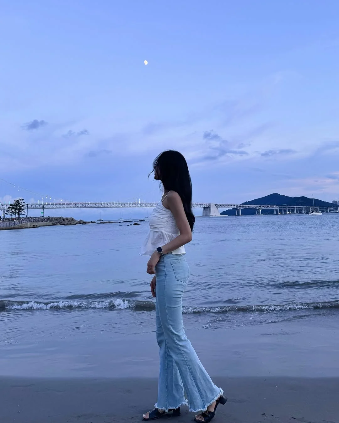 수변에 서서 천천히 바라보는 항구의 저녁